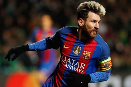 توّج أكرم عفيف نجم المنتخب القطري بجائزة أفضل لاعب في قطر لموسم 2023-2024